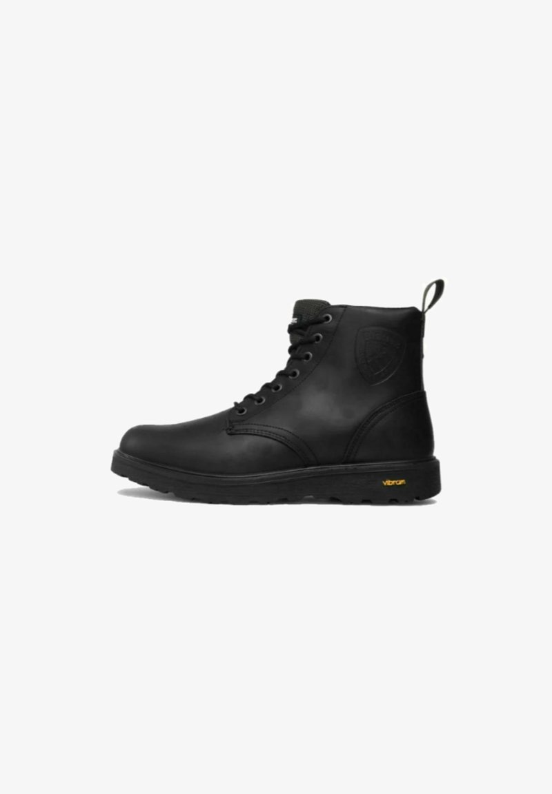 Botín negro de piel hasta el tobillo con diseño de cordones, cuello acolchado, detalles texturizados y suela Vibram con un logo amarillo.