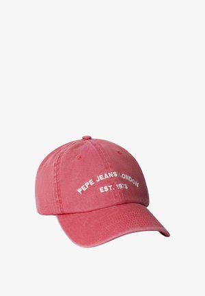 Cappellino da baseball rosso con visiera curva e testo bianco "PEPE JEANS LONDON EST. 1973" ricamato sul davanti.