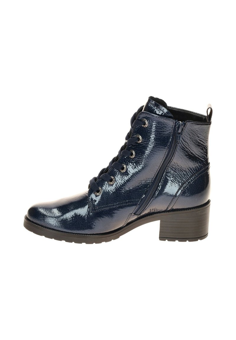 Stivaletti alla caviglia in pelle verniciata blu navy con lacci frontali, zip laterale, punta tonda e tacco a blocco. Texture liscia con una finitura lucida.