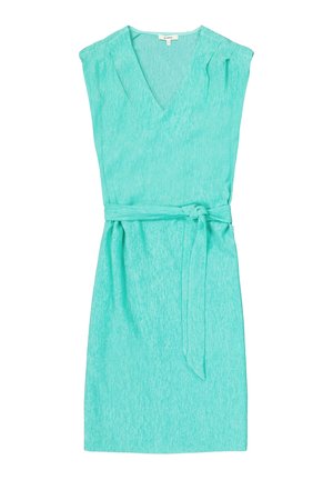 Turquoise jurk met een V-hals, korte mouwen en een gestrikt tailleband; gemaakt van een lichte stof met een subtiel textuurpatroon.