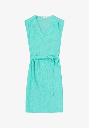 Turquoise jurk met een V-hals, korte mouwen en een gestrikt tailleband; gemaakt van een lichte stof met een subtiel textuurpatroon.