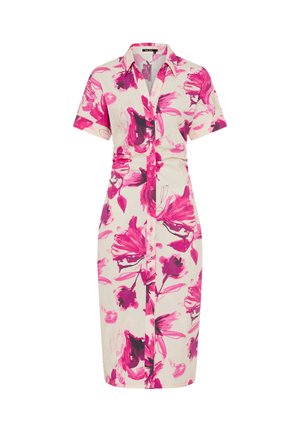 Weißes Midi-Hemdkleid mit kurzen Ärmeln, rosa Blumenmuster, durchgehender Knopfleiste vorne und gerafften Details an der Taille.