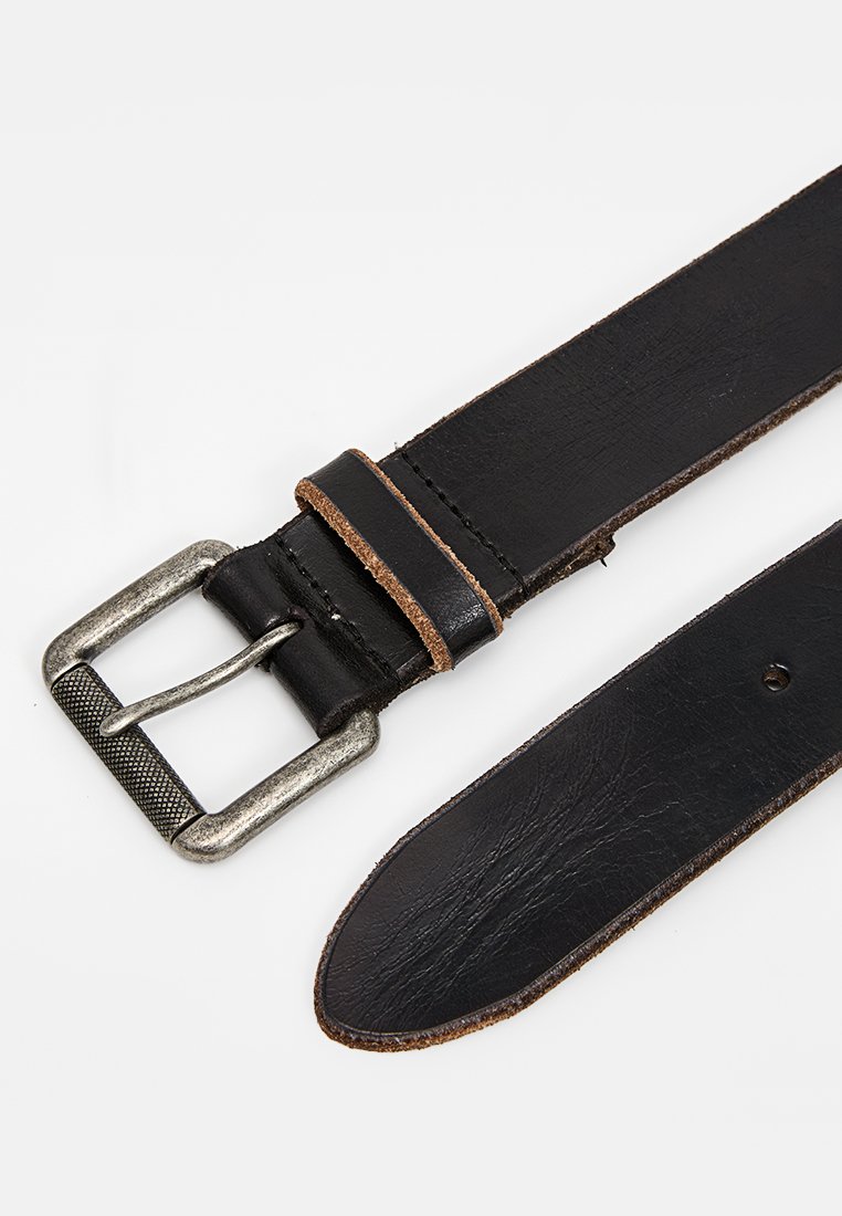 Schwarzer Leder Gürtel mit einer silbernen Metallschnalle. Die Schnalle verfügt über eine strukturierte Griffoberfläche, und der Gürtel hat braune Nähte entlang der Kanten.