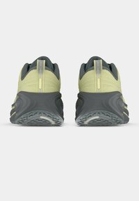 Αθλητικά παπούτσια ανοιχτού πράσινου χρώματος με γκρι λεπτομέρειες, υφή στην επάνω επιφάνεια, επενδεδυμένος γιακάς και λαστιχένια σόλα με σχέδιο για πρόσφυση.