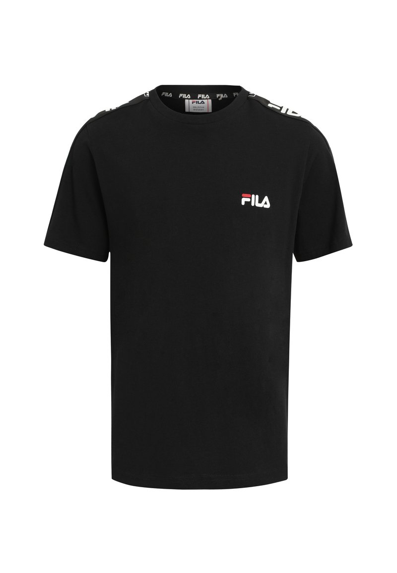 Camiseta de algodón negra con mangas cortas, que presenta un logo blanco de FILA en el pecho y detalles de marca en las costuras de los hombros.