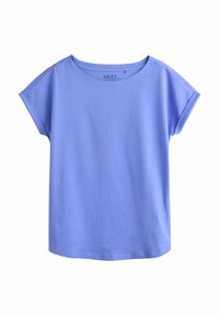 Prosta, jasnoniebieska bawełniana koszulka z krótkim rękawem i okrągłym dekoltem, z podwiniętymi krawędziami rękawów, przedstawiona na białym tle.