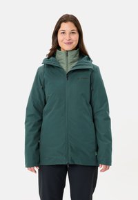 Groene waterdichte jas met een capuchon, ritssluiting en verstelbare trekkoorden. Glad textuur en minimale branding op de borst.