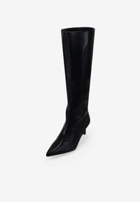 Bota negra de cuero hasta la rodilla con puntera afilada y un tacón bajo y en ángulo. Textura suave con un diseño elegante. Sin patrones ni acentos visibles.