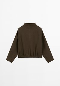 Dunkelbraune Langarmjacke mit elastischem Saum, geknöpften Bündchen und Raglanärmeln, von hinten auf weißem Hintergrund dargestellt.