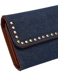 Portfel z denimu z klapką, brązowymi skórzanymi akcentami, zdobieniami ze złotych ćwieków i kontrastowym szyciem. Teksturowany, trwały materiał w ciemnoniebieskim kolorze.