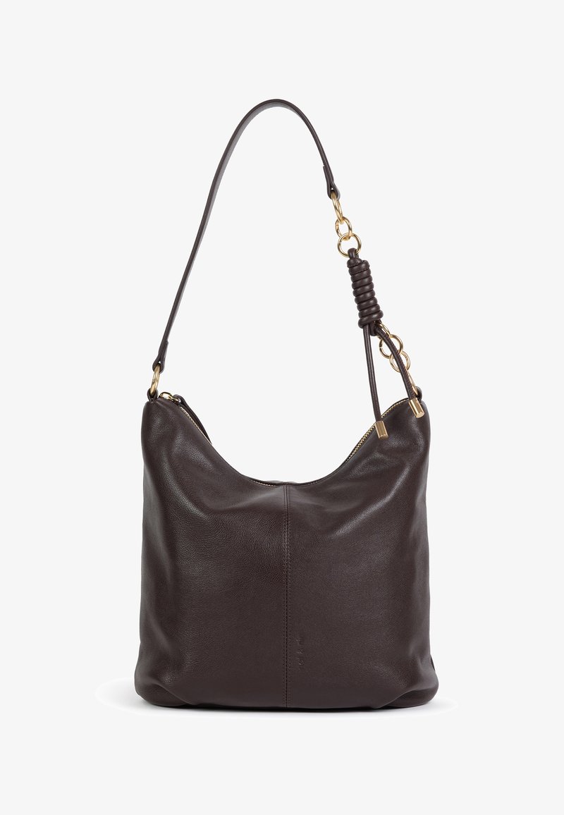 Sac à épaule en cuir marron foncé avec une sangle incurvée unique dotée de ferrures dorées et d'un détail décoratif enroulé près de la fixation.