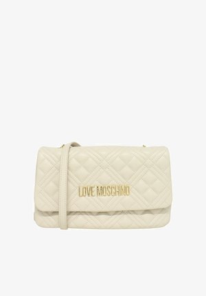 Borsa a tracolla trapuntata di colore crema con il logo oro "LOVE MOSCHINO". Presenta una patta ribaltabile e una tracolla removibile. Texture liscia.