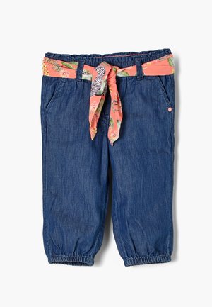 Pantalons capri en denim avec une taille élastique et une ceinture florale rose. Caractéristiques : poignets froncés et poches. Tissu bleu avec une légère texture.