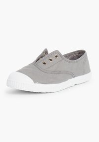 Šedé plátěné slip-on boty s bílou gumovou podešví, zdobené třemi kovovými oky a zaobleným tvarem špičky.
