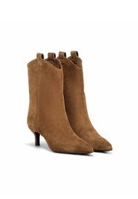 Stivali ankle in suede marrone con punta appuntita, tacco leggermente sagomato e linguette in tessuto duale nella parte superiore. Texture liscia e design minimalista.