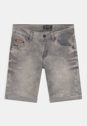 Grå falmede denimshorts med op rullede kanter, knap foran, bæltestropper og let slidmærker på lår og lommer.