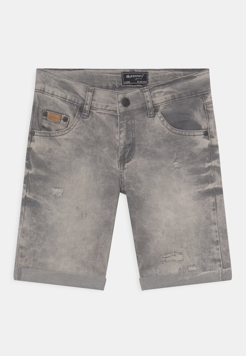 Short en denim gris délavé avec revers roulés, bouton frontal, passants de ceinture et légère usure sur les cuisses et les poches.