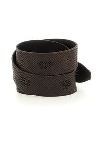 Bracciale in silicone marrone scuro, texture con un motivo geometrico a diamante, arrotolato, con perforazioni per la traspirabilità.