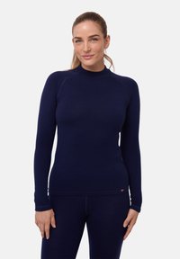 Maglione lungo navy con collo alto, design aderente e polsini a costine. Presenta dettagli di cucitura sottili e un piccolo logo all'orlo.