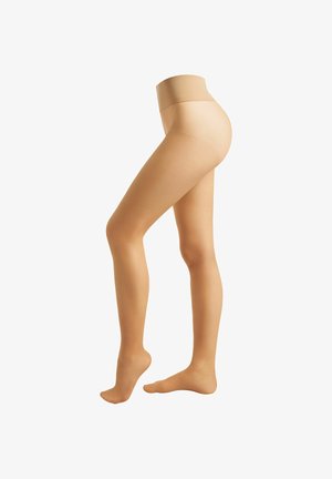 Beine einer Frau, die beige durchsichtige Feinstrumpfhose trägt, auf den Zehenspitzen stehend, mit einem Fuß flach auf dem Boden, vor einem weißen Hintergrund.