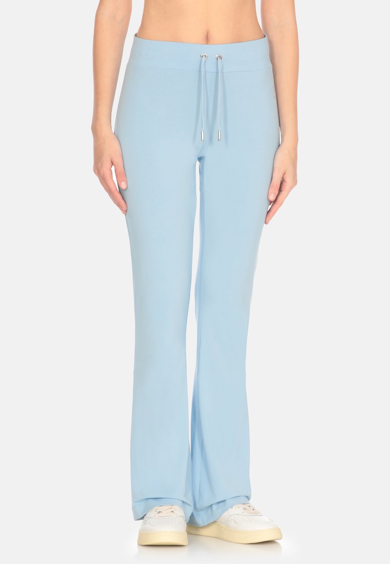 Pantaloni a palazzo azzurro chiaro realizzati in tessuto morbido e elasticizzato, con vita regolabile e una particolare cucitura nella parte inferiore.