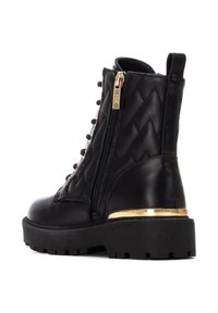 Bottine noire avec un design matelassé, fermeture éclair dorée, devant lacé et semelle noire texturée. Présente un accent doré au talon.