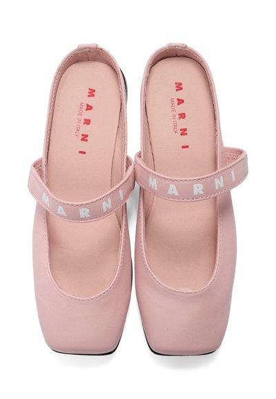 Paire de chaussures Mary Jane roses à enfiler avec bouts carrés, bride marquée "Marni" et semelles intérieures imprimées "Marni Made in Italy".