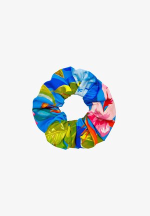 Jasnoniebieska gumka do włosów z żywymi zielonymi liśćmi i różowymi wzorami kwiatowymi, ułożona w kształt koła na białym tle.