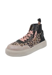 Sneakers w wysokim kroju w panterkę z różowymi sznurówkami, czarnymi skórzanymi akcentami i teksturowanym zamszem. Posiadają grubą gumową podeszwę.