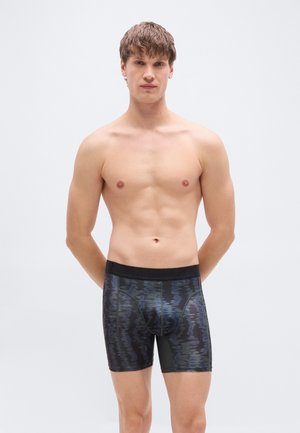 Boxeri cu un model abstract în albastru închis și negru, cu talie elastică neagră și design ajustat. Țesătură netedă și ușoară.