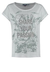 Camiseta de algodón de color gris claro con mangas cortas, que presenta un estampado con temática de naturaleza y texto brillante que dice "COMPARTE TU PASIÓN."