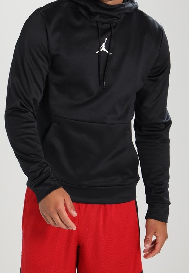 Sudadera con capucha negra de textura suave, con un logo Jumpman blanco en el pecho y un bolsillo canguro en la parte frontal.