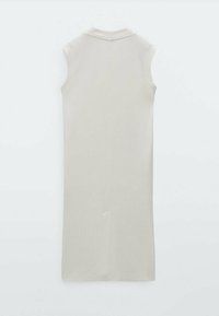 Cremfarbendes, ärmelloses Kleid mit rundem Ausschnitt, figurbetontem Design und glatter Textur. Die Rückansicht zeigt eine nahtlose Verarbeitung.