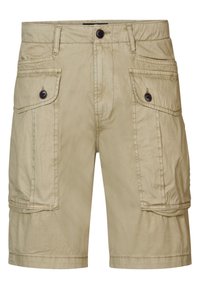 Shorts cargo beiges en tissu léger, dotés de deux grandes poches latérales avec rabats à bouton et de passants de ceinture, des coutures piquées et une coupe décontractée.