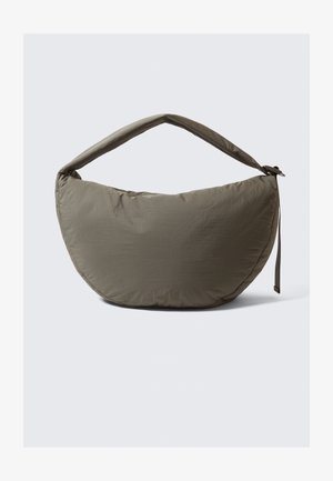 Sac style hobo en tissu vert olive avec une texture lisse et légèrement froissée. Doté d'une large poignée rembourrée et d'une forme douce et incurvée.