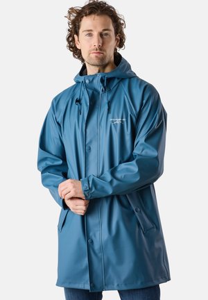Blauwe waterdichte regenjas met capuchon, voorzien van een voorrits, drukknoopsluiting en zijzakken. Gladde afwerking en verstelbare koordjes.