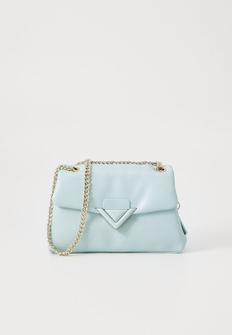Sac à main synthétique bleu clair avec une chaîne en or, présentant un accent triangulaire sur le rabat avant et une texture douce et lisse.