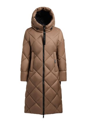 Burgundijas krāsas, plecu piegriezuma pūkains mētelis ar augstu kapuci, divām sānu kabatām un priekšējo rāvējslēdzēju. Tam ir spīdīga, gluda auduma tekstūra un brīvs piegriezums.