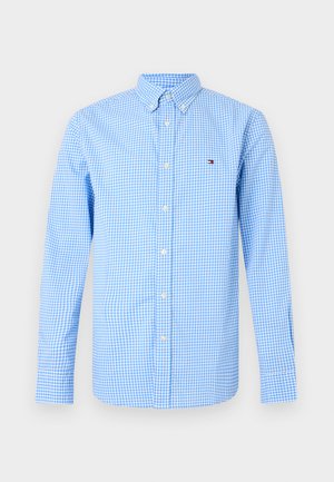 Lyseblå og hvide gingham-langærmet knap-op-skjorte med knappet krave og et lille rektangulært logo på brystet.