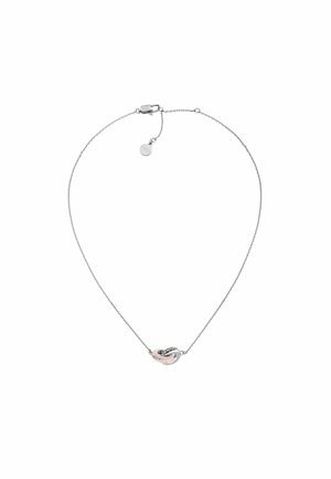 Collana in argento con un design di link intrecciati e una finitura lucida, e un piccolo tag circolare sul gancio.