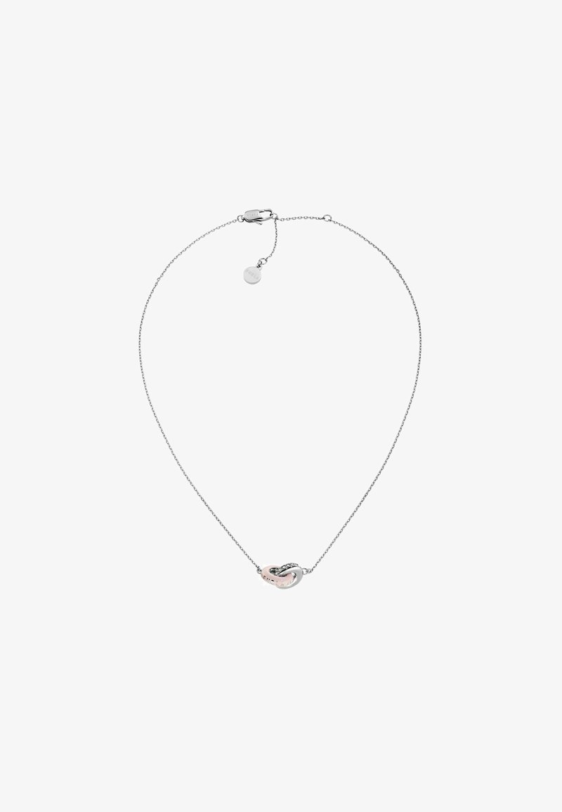 Hõbedane kettkaelakee, millel on keerduv linkide kujundus läikiva viimistlusega ja väike ümmargune silt kinnituses.