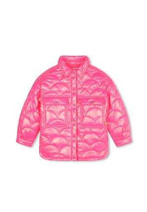 Veste chemise oversized rose matelassée avec une finition brillante, dotée de deux poches avant et d'un col classique. Détail en motif cœur matelassé.