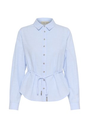 Heled sinine puuvillane pluus, millel on vertikaalsed valged triibud, nööbid ees, krae, kogutud vöökoht vöödetailiga ja pikad varrukad.