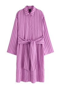 Pinkstribet skjorte med knapper, lange ærmer og bælte i taljen; har et struktureret stof og et klassisk kravedesign.