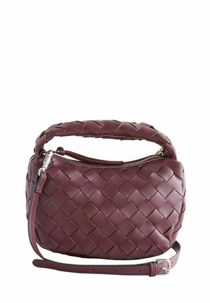 Petit sac à main en cuir tressé bordeaux avec une poignée épaisse et une bandoulière ajustable, montré fermé avec une fermeture éclair sur le dessus.