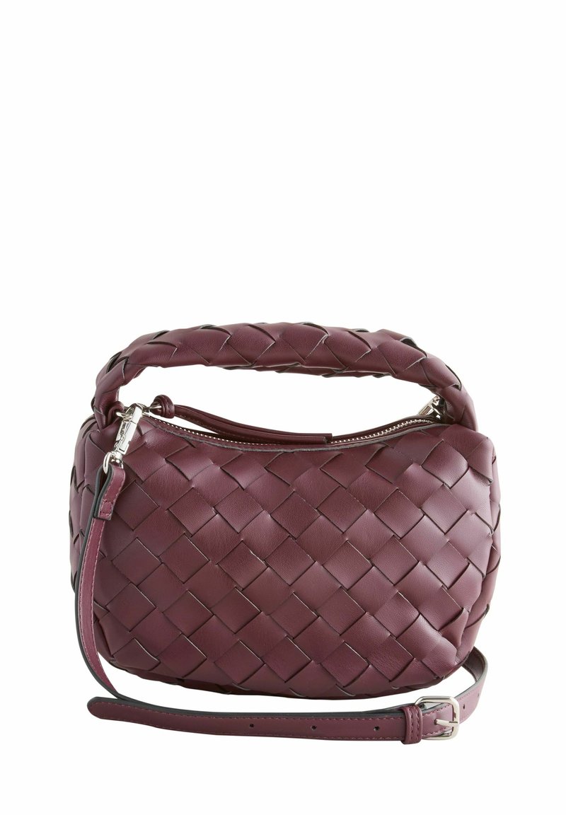 Petit sac à main en cuir tressé bordeaux avec une poignée épaisse et une bandoulière ajustable, montré fermé avec une fermeture éclair sur le dessus.