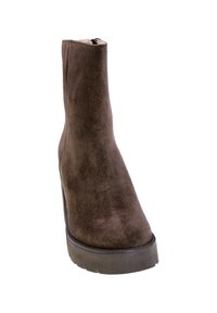 Stivale alla caviglia in suede marrone con un design elegante, alto gambale e superficie testurizzata. Presenta una zip laterale e una suola spessa per garantire stabilità.