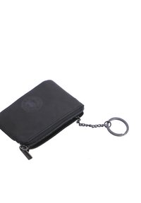 Cartera negra con cremallera hecha de un material suave, con un anillo para llaves y un logotipo grabado en la parte frontal. Forma rectangular compacta.