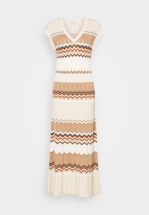 Vestido midi de punto con mangas cortas, cuello en V y rayas en zigzag horizontales en tonos crema, marrón claro, marrón y negro sobre un fondo blanco.