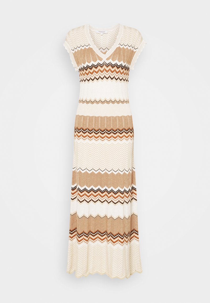 Robe midi en tricot avec manches courtes, col en V et rayures zigzag horizontales dans des tons crème, brun clair, marron et noir sur fond blanc.